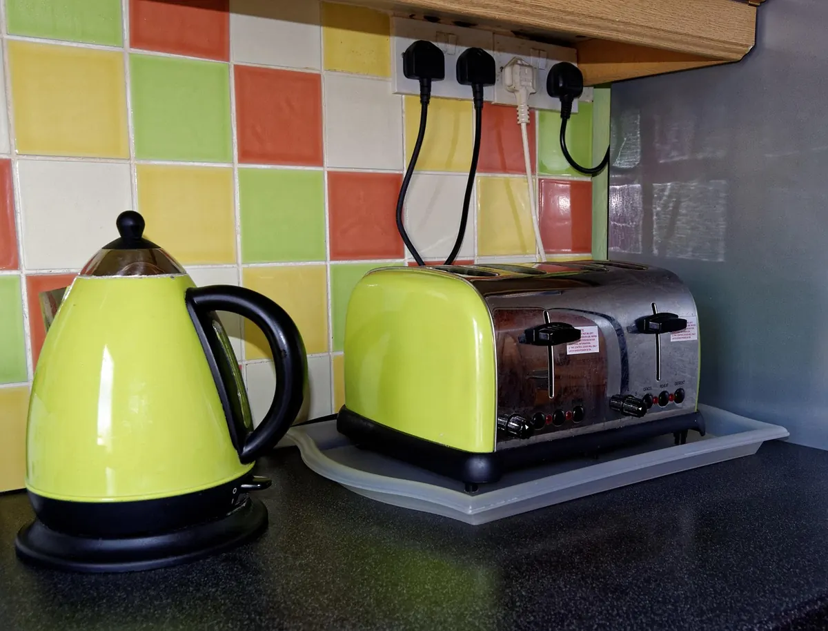 A Checklist for Buying Your First Electric Tea Kettle: Temperature Control, Capacity, and Pour